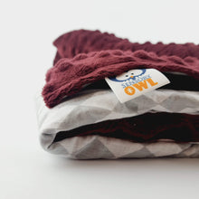 Cargar imagen en el visor de la galería, Karo Minky Weighted blanket made with cherry red minky backing
